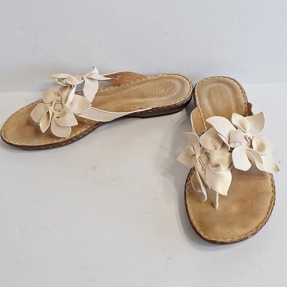 Clarks Cream Leather Metallic Coquette Sandal with Floral Embellishment Size 7.5